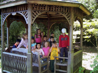 Tommy's class on a field trip to the zoo.